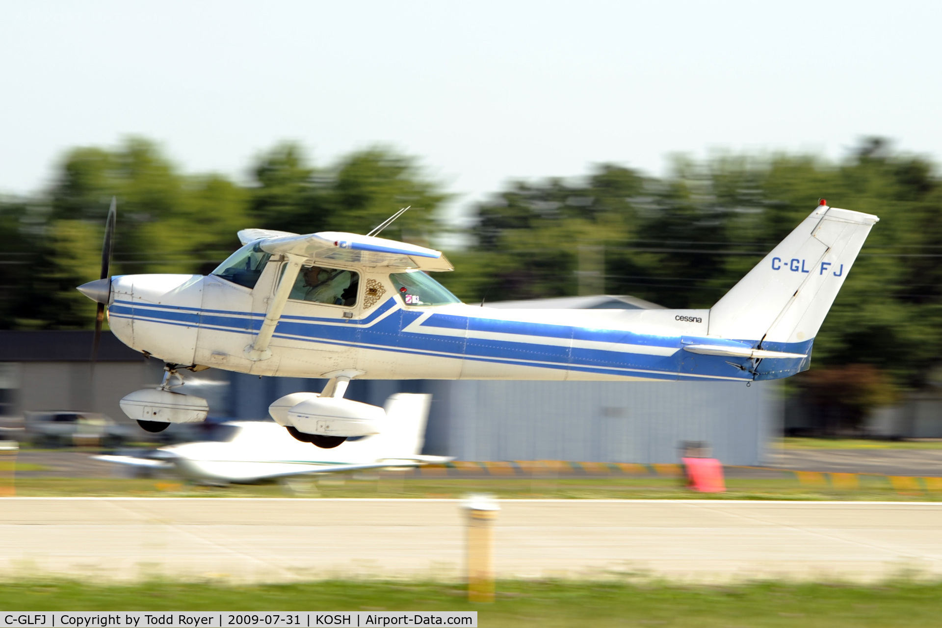 C-GLFJ, 1975 Cessna 150M C/N 15076102, Departing OSH on 27