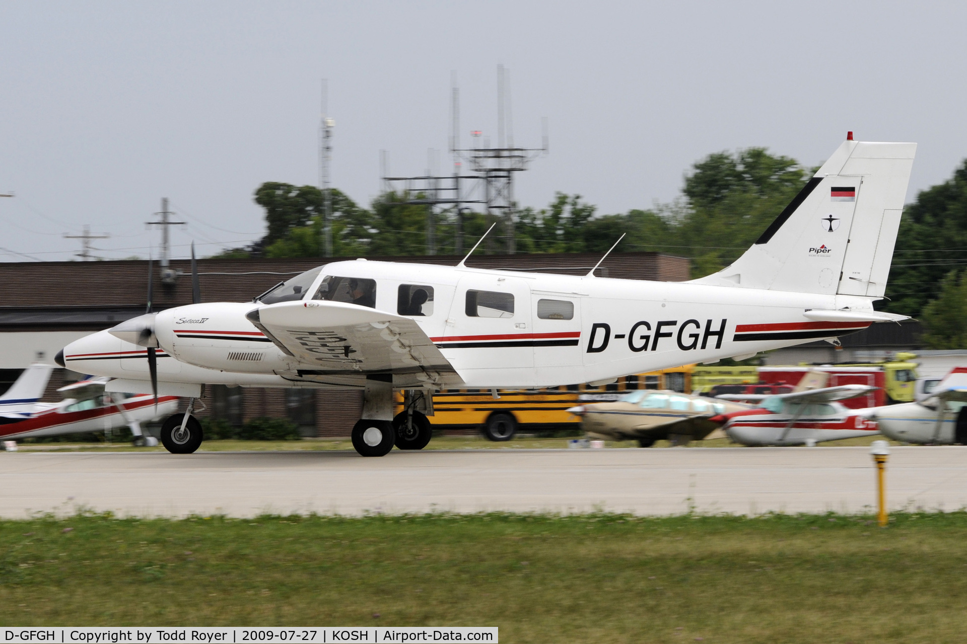 D-GFGH, Piper PA-34-220T Seneca IV C/N 34-47018, Landing 27 at OSH