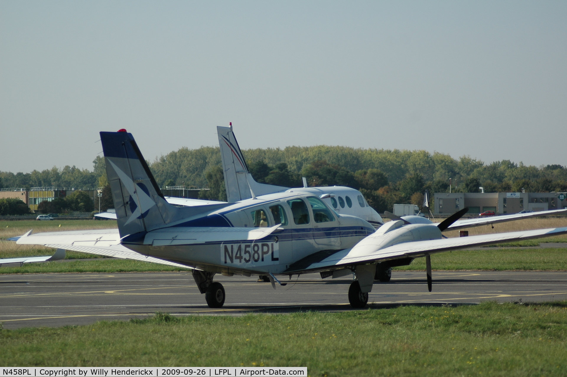 N458PL, Beech 58 Baron C/N TH-1467, Standing on the apron