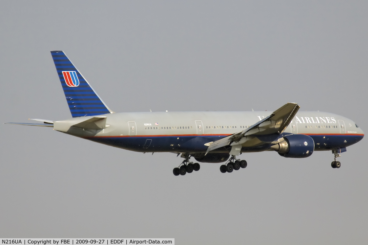 N216UA, 2000 Boeing 777-222 C/N 30549, short final