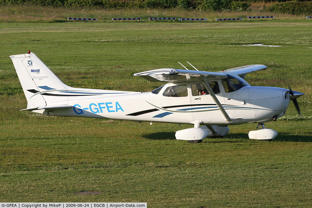 G-GFEA, 2006 Cessna 172S Skyhawk SP C/N 172S10214, Taxiing in the evening sun.