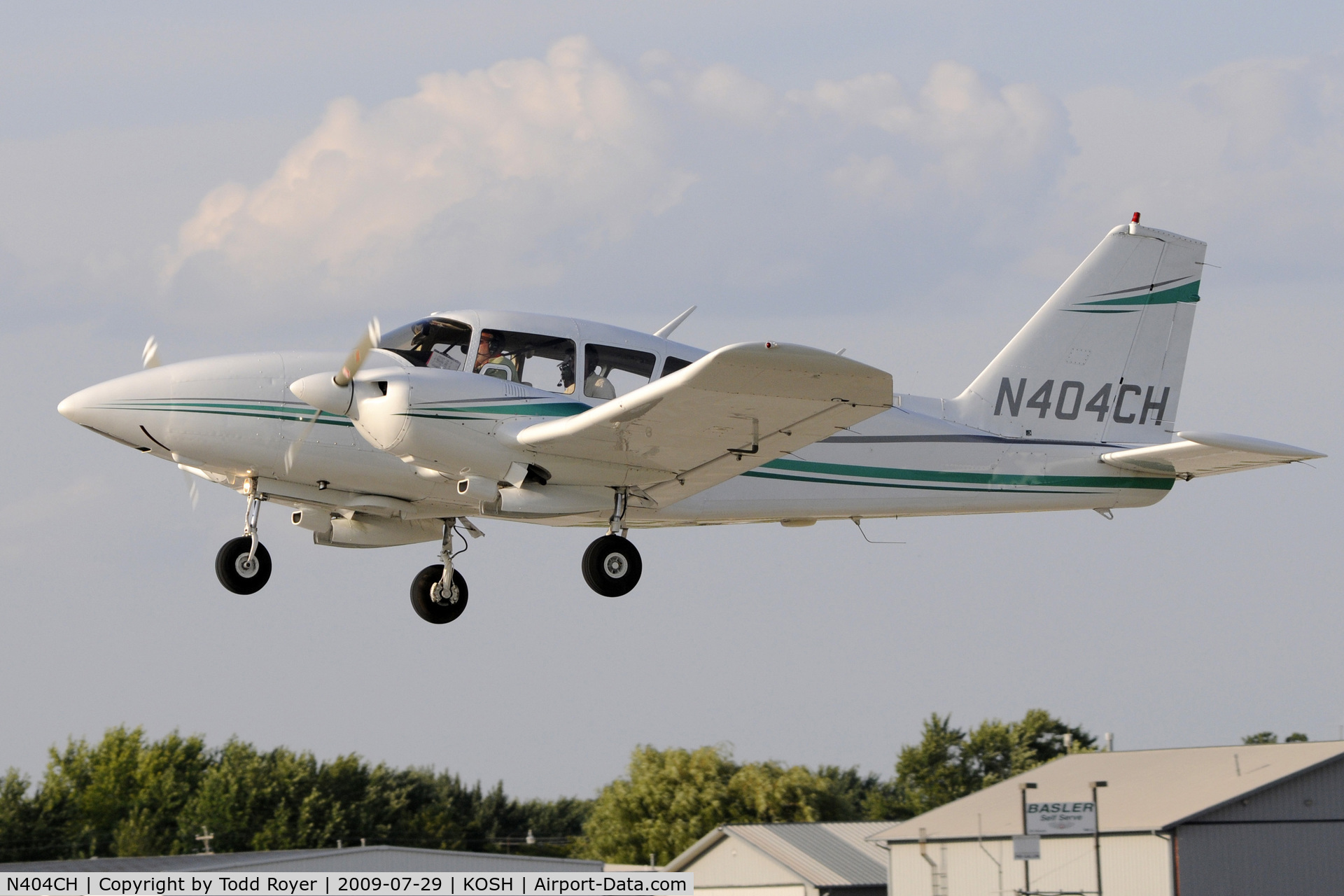 N404CH, 1976 Piper PA-23-250 Aztec C/N 27-7654191, Departing OSH on 27