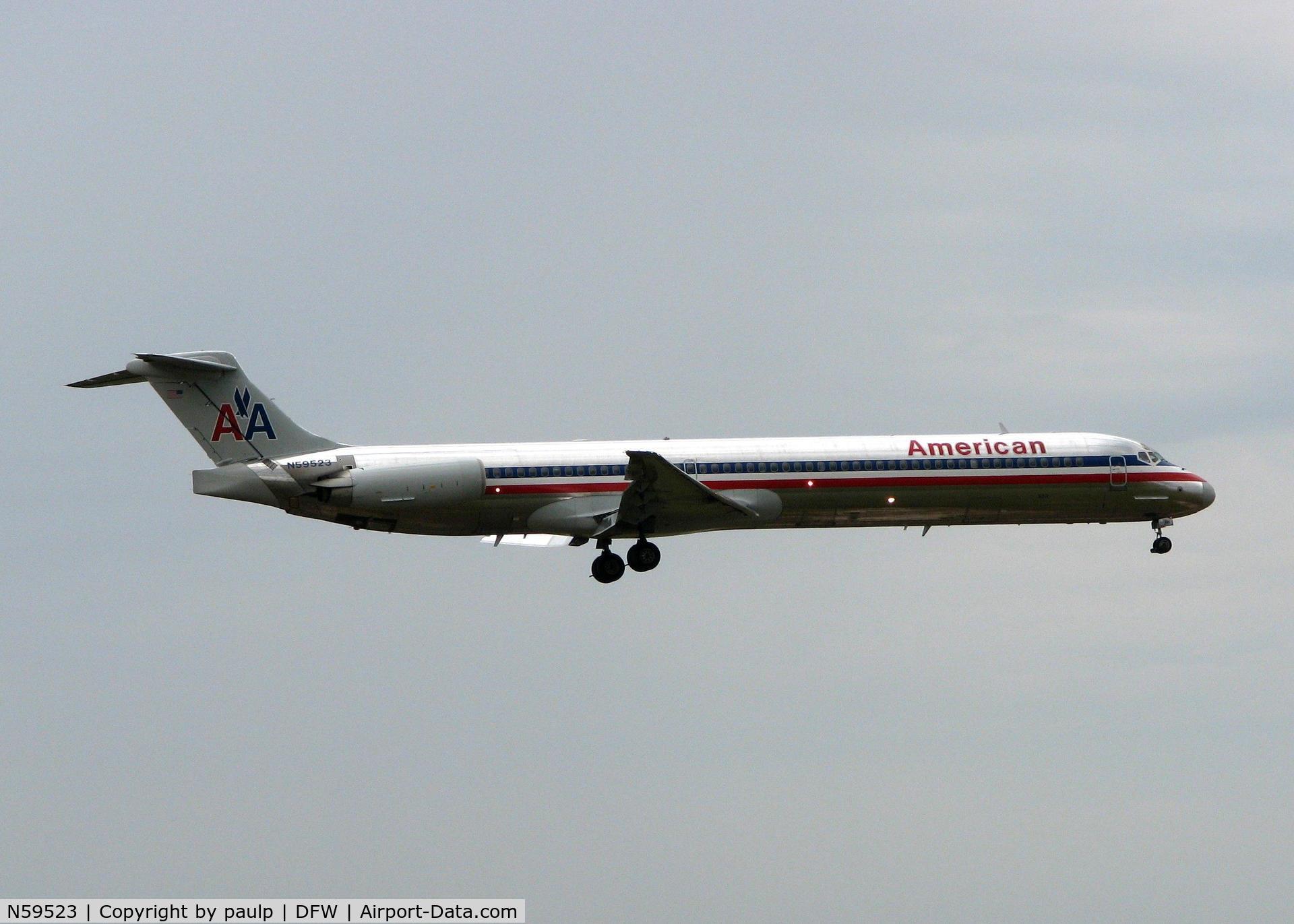 N59523, 1990 McDonnell Douglas MD-82 (DC-9-82) C/N 49915, Landing on 18R at DFW. Pouring rain today!