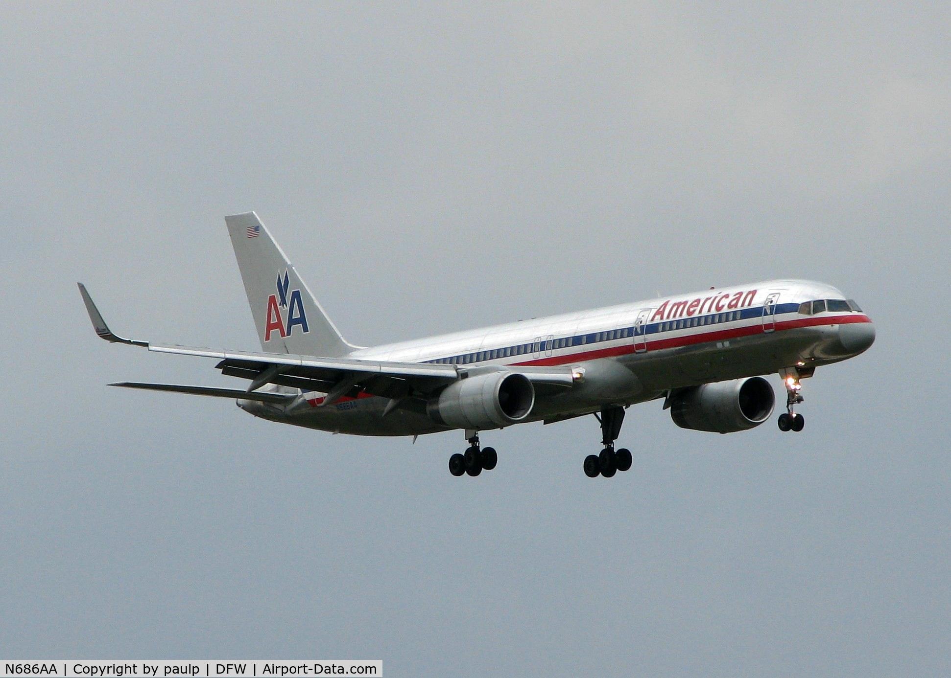 N686AA, 1992 Boeing 757-223 C/N 25343, American 757 landing on 18R at DFW on a rainy, overcast day!