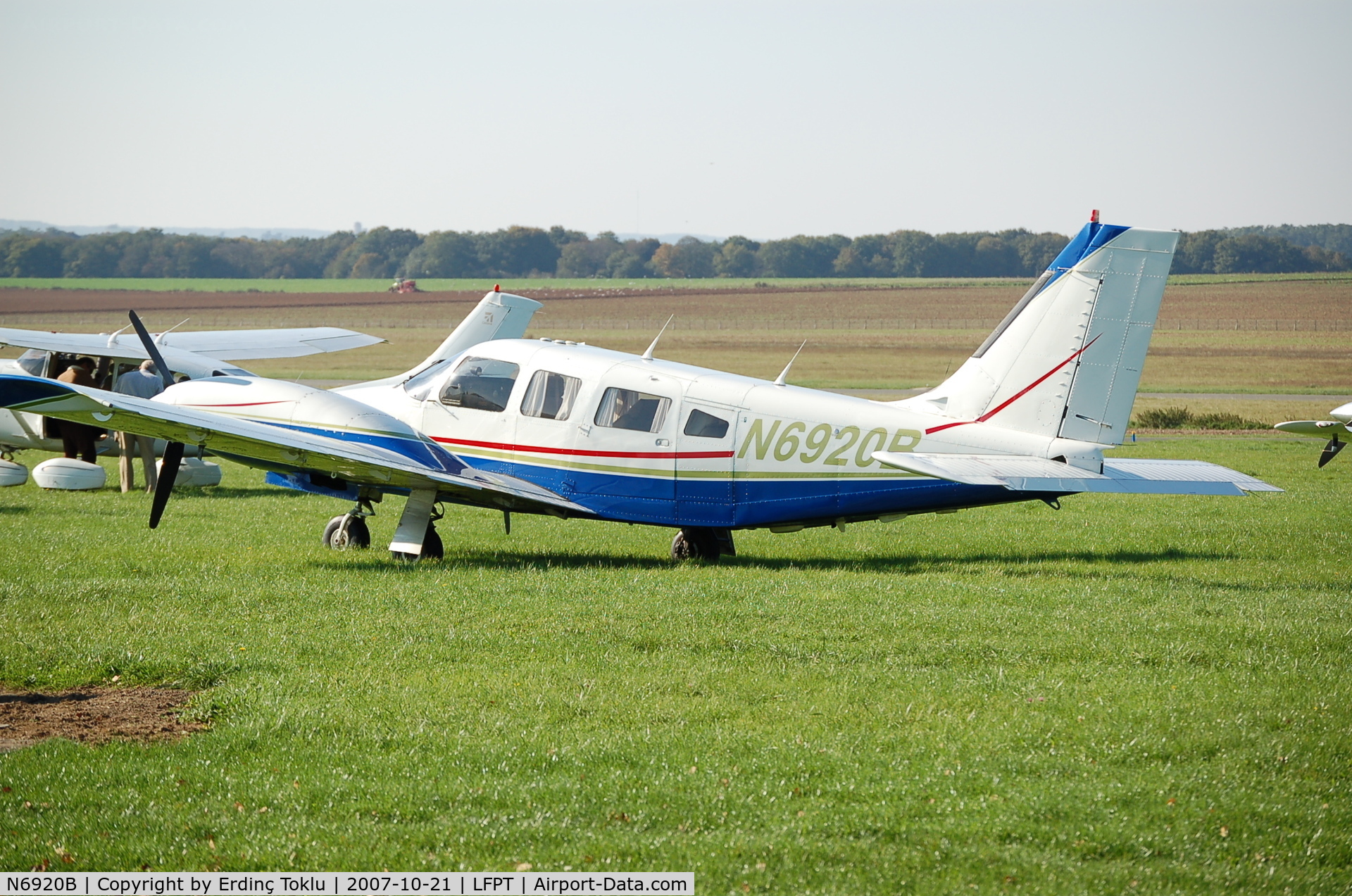 N6920B, 1985 Piper PA-34-220T Senaca C/N 34-8533025, Seen at Pontoise (Rugby World Cup Final)