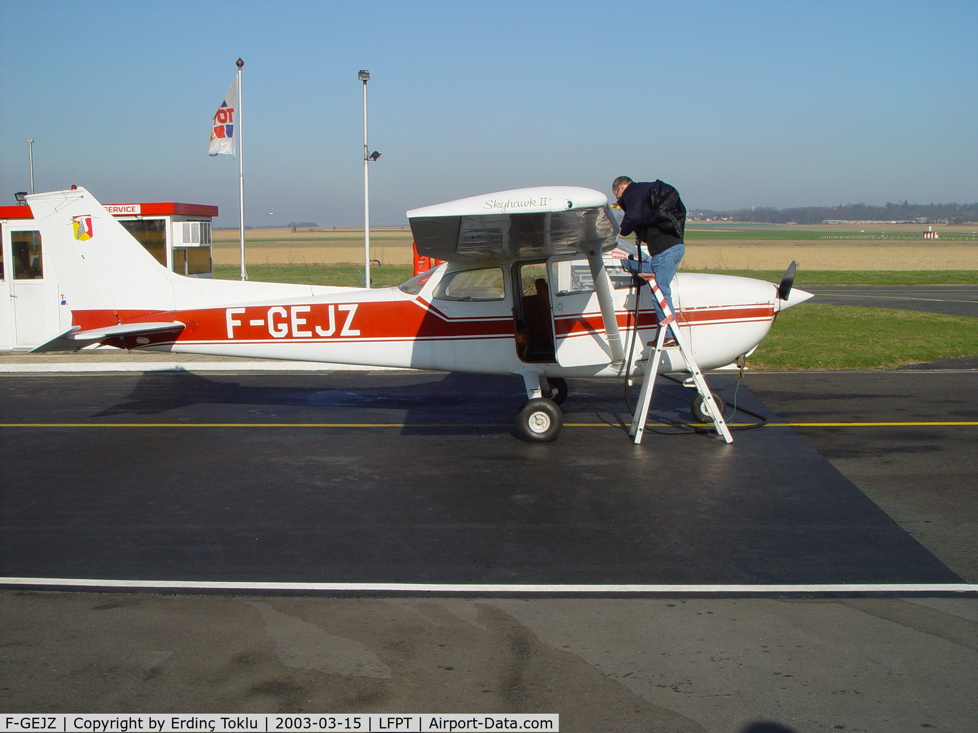 F-GEJZ, Reims F172M Skyhawk C/N 1099, Fuelling before flight to Le Mans