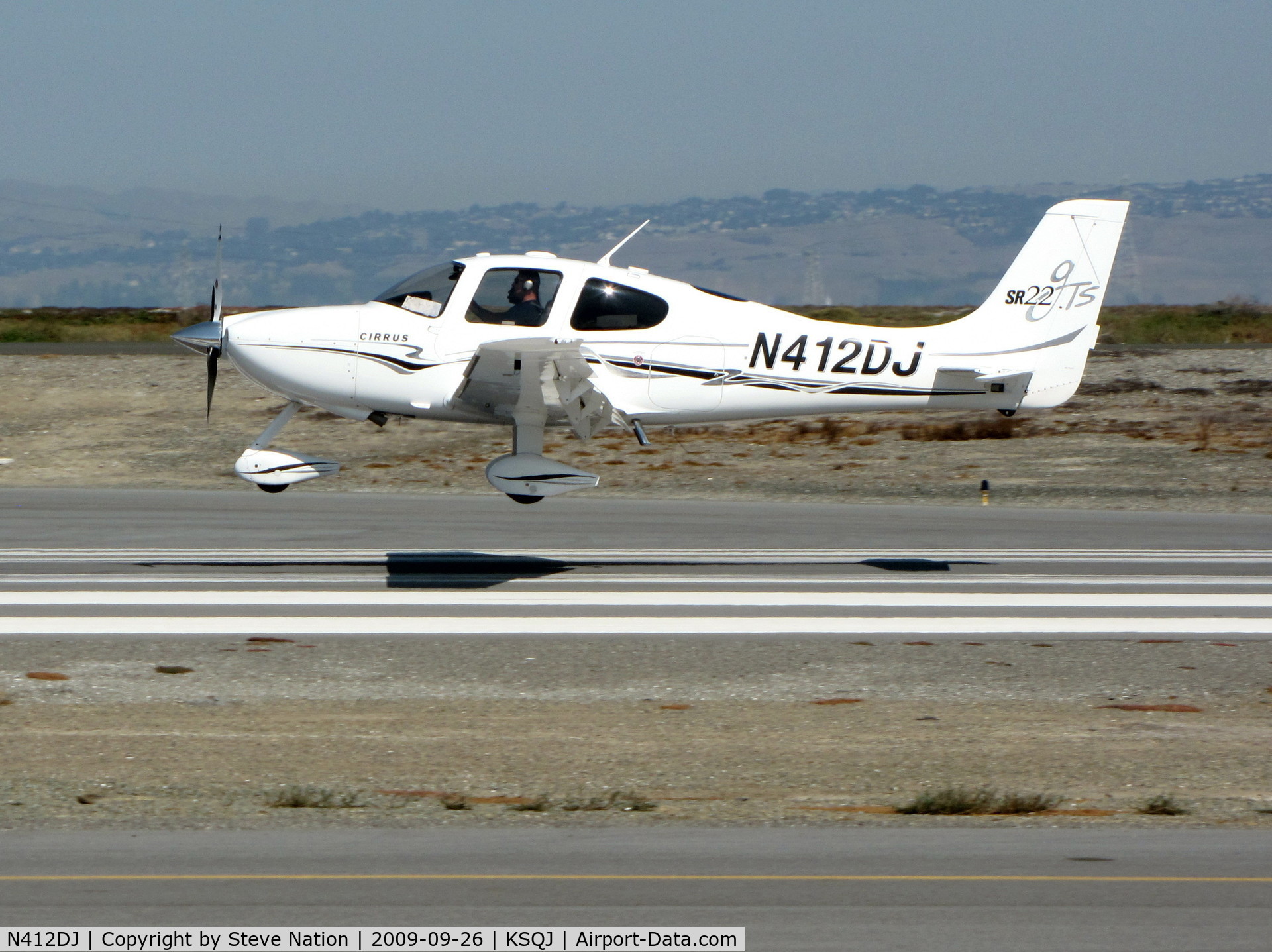 N412DJ, 2005 Cirrus SR22 C/N 1433, 2005 Cirrus Design Corp SR22 near touchdown on flight from Portland, OR