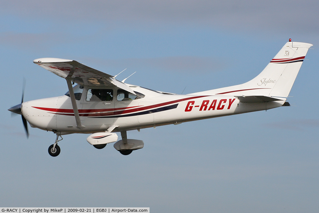 G-RACY, 1999 Cessna 182S Skylane C/N 18280588, Short final at Staverton.