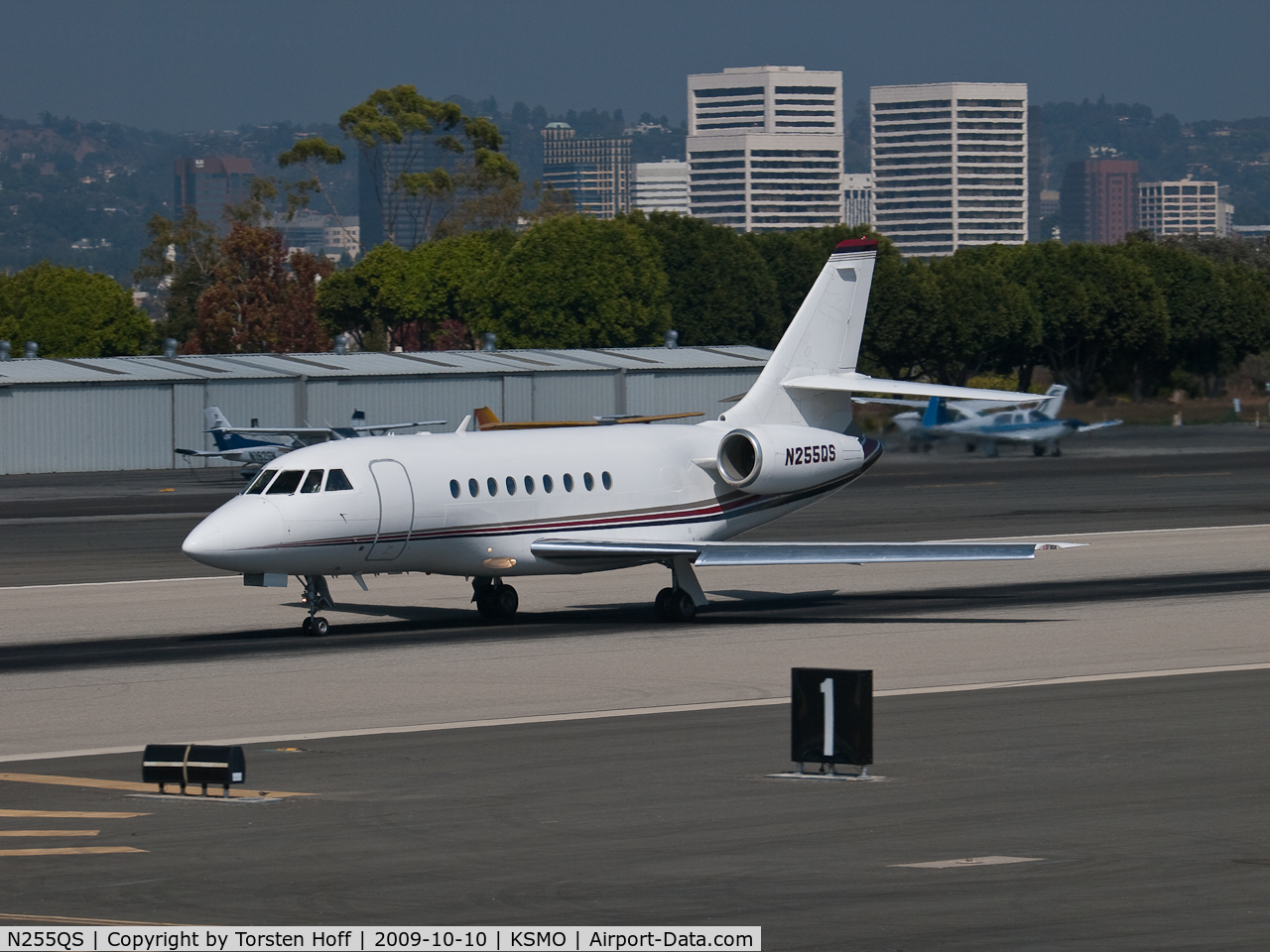 N255QS, 2001 Dassault Falcon 2000 C/N 155, N255QS departing from RWY 21