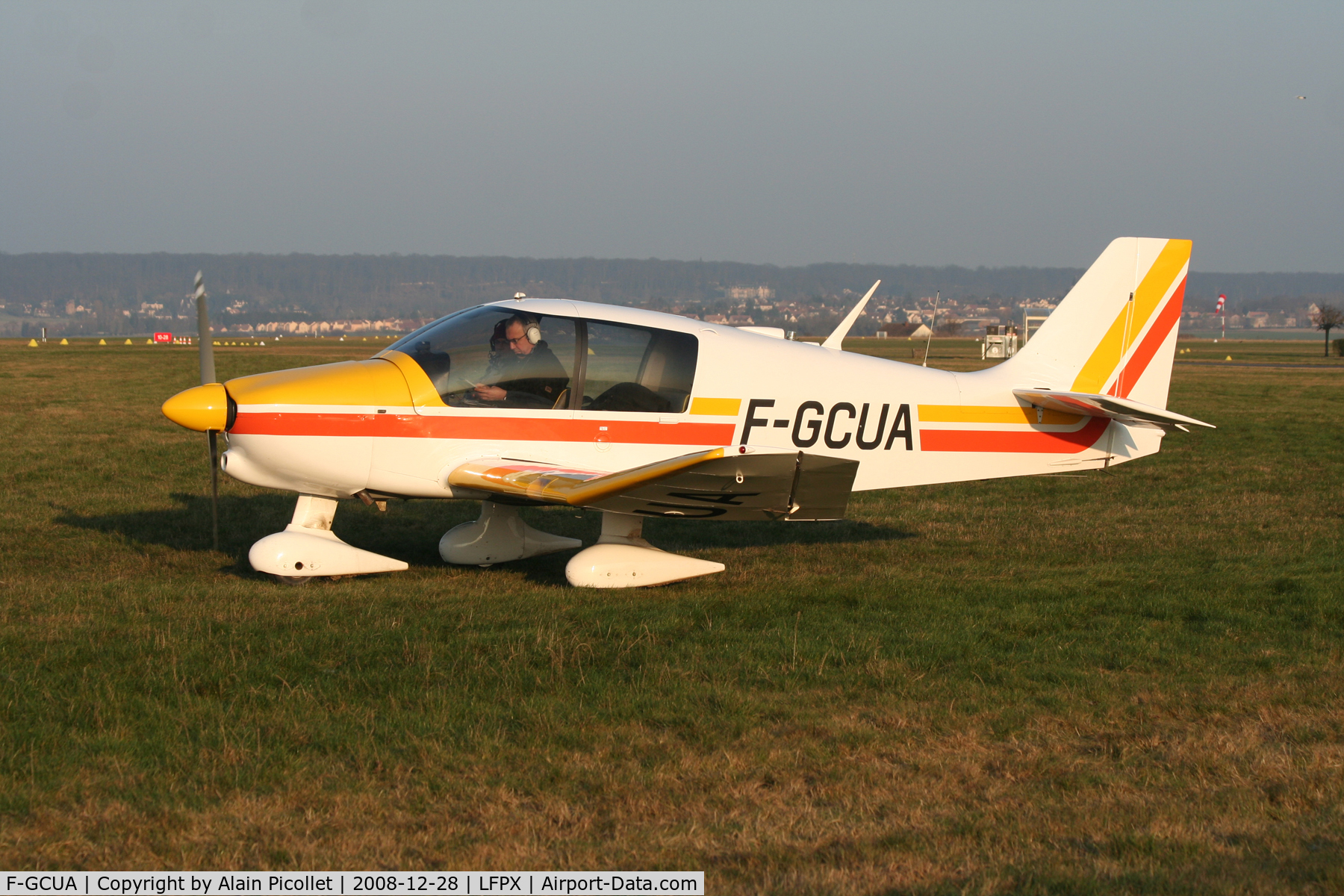F-GCUA, Robin DR-400-120 Dauphin 2+2 C/N 498, taxiing