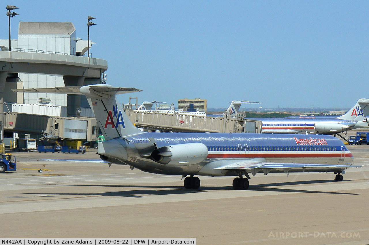 N442AA, 1987 McDonnell Douglas MD-82 (DC-9-82) C/N 49468, At DFW Airport