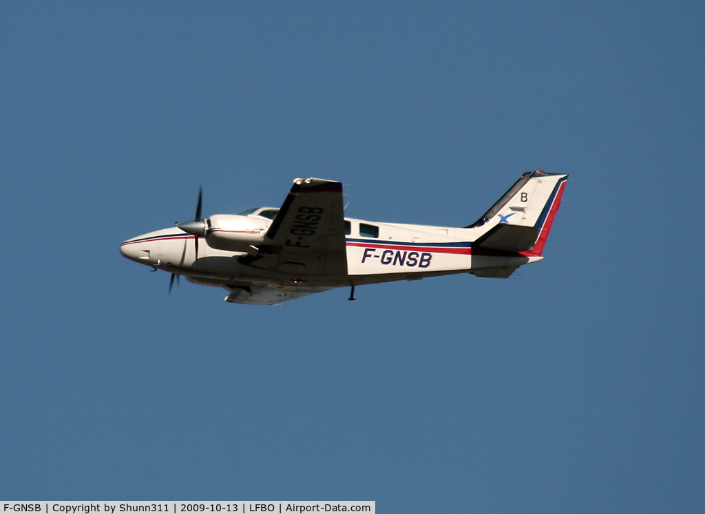 F-GNSB, Beech 58 Baron C/N TH-1702, On take off...