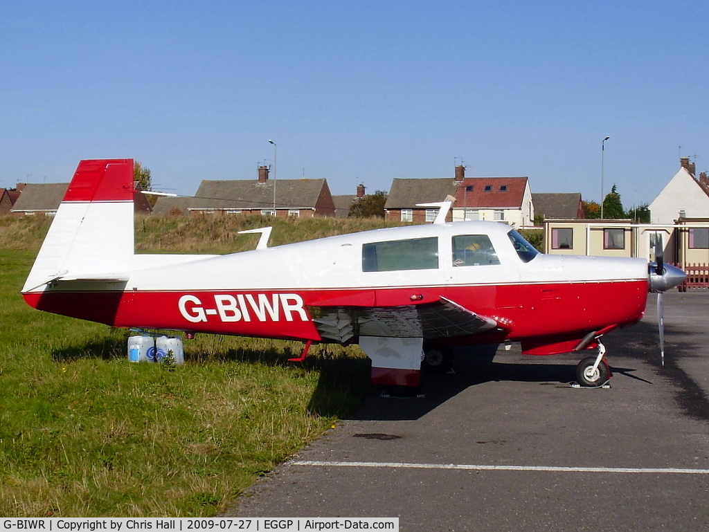 G-BIWR, 1976 Mooney M20F Executive C/N 22-1339, looking nice in its new colour scheme