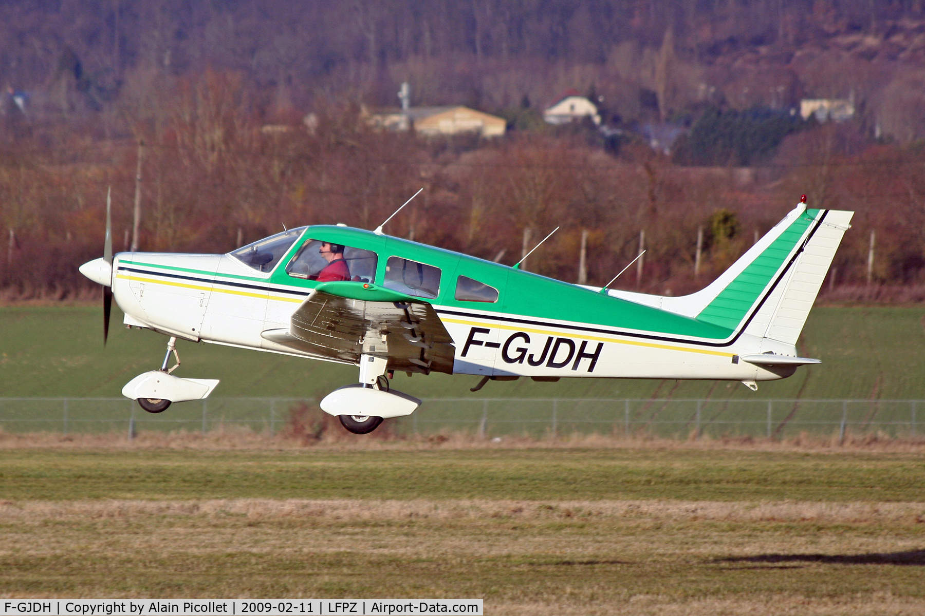 F-GJDH, Piper PA-28-151 Cherokee Warrior C/N 28-7415335, landing