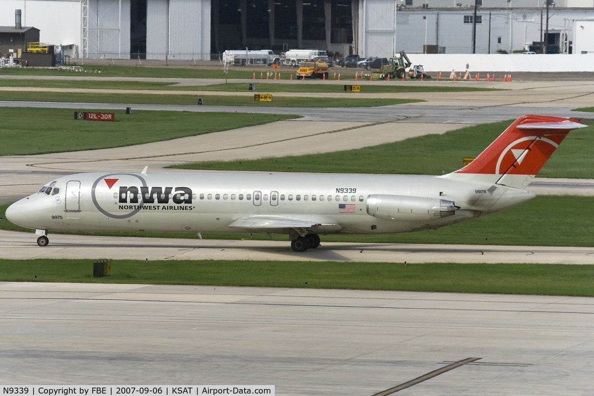 N9339, 1969 Douglas DC-9-31 C/N 47382, taxying to the holding point
