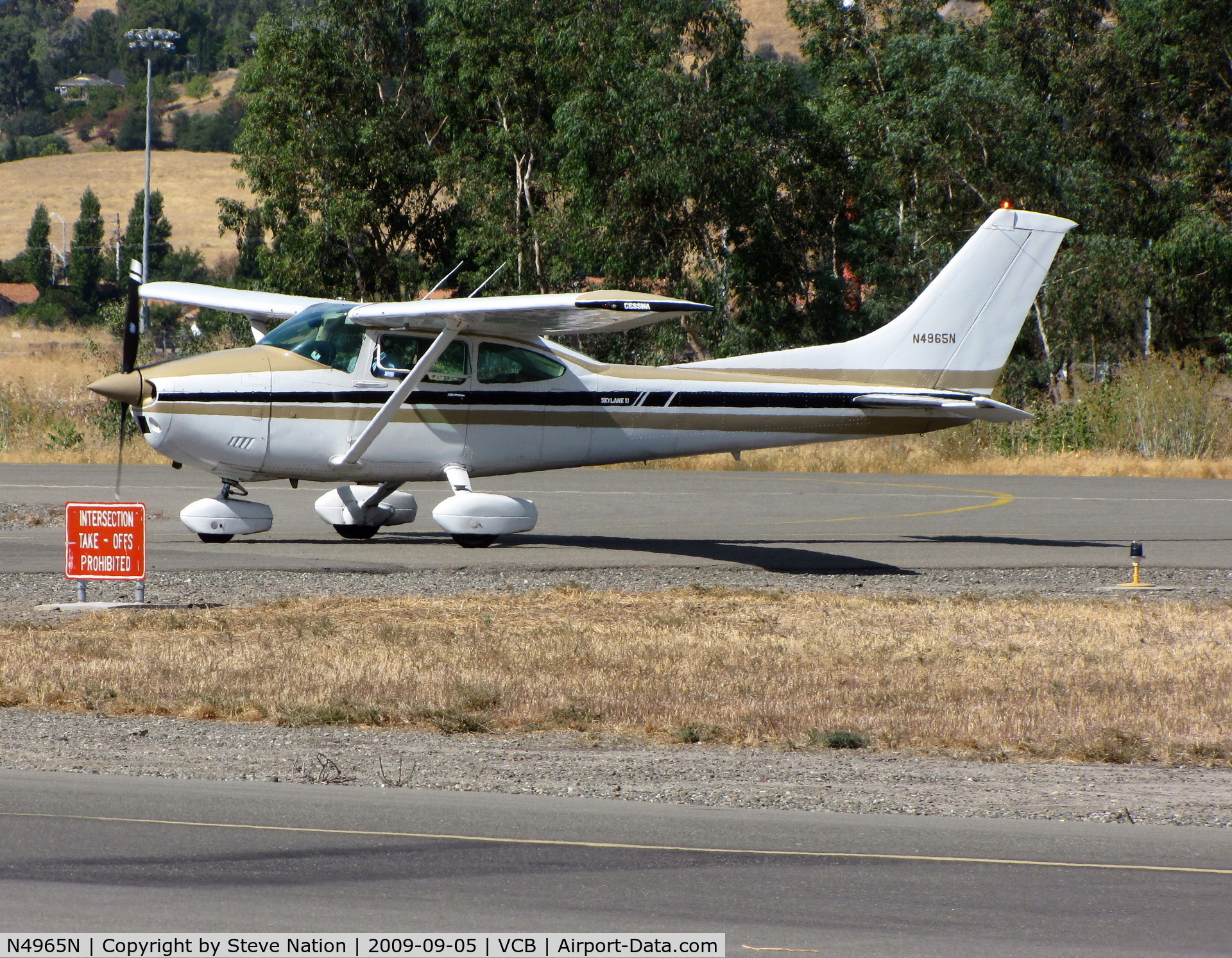 N4965N, 1979 Cessna 182Q Skylane C/N 18267487, 1979 Cessna 182Q turning-off of RWY @ 
