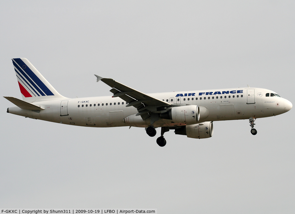 F-GKXC, 2001 Airbus A320-214 C/N 1502, Landing rwy 14R