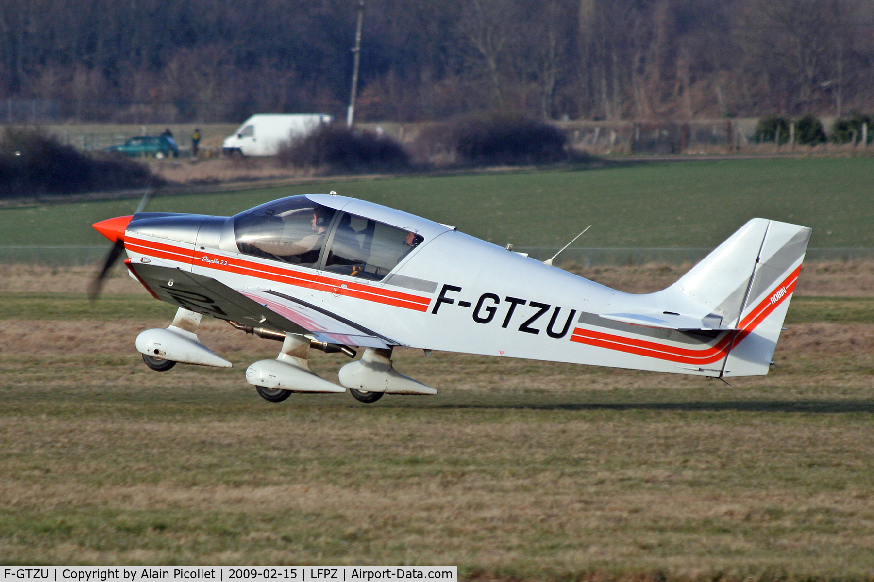 F-GTZU, Robin DR-400-120 Dauphin 2+2 C/N 2486, landing