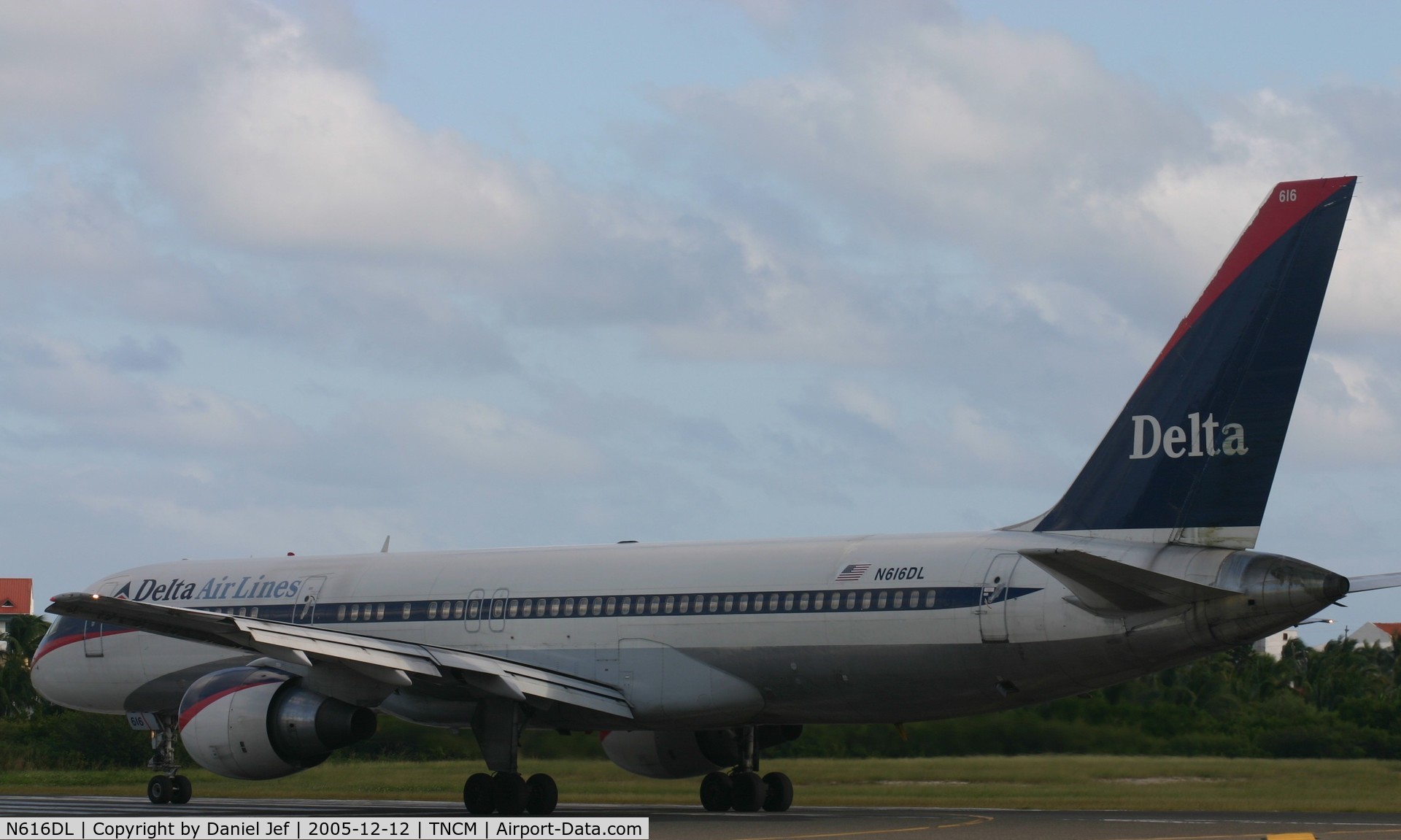 N616DL, 1986 Boeing 757-232 C/N 22823, at the tresh hole doing there thing