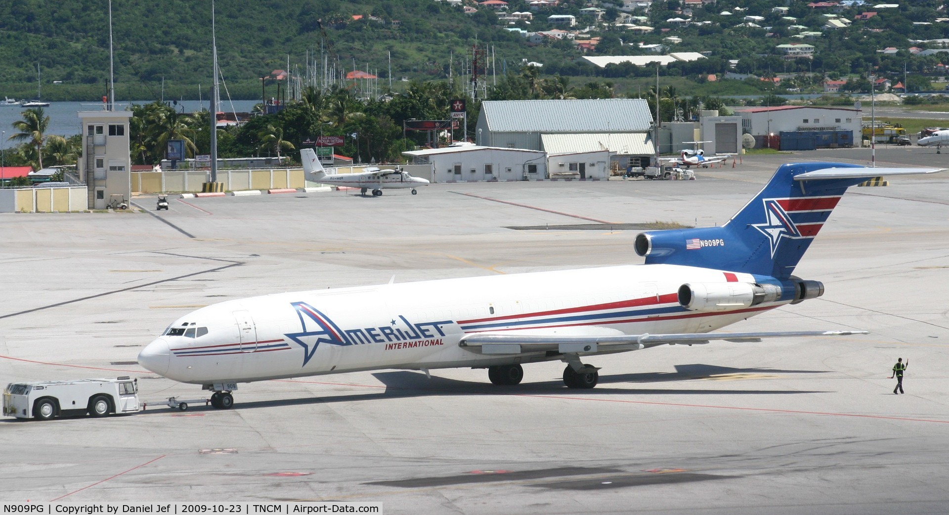 N909PG, 1979 Boeing 727-2K5 C/N 21852, Being push back from its parking