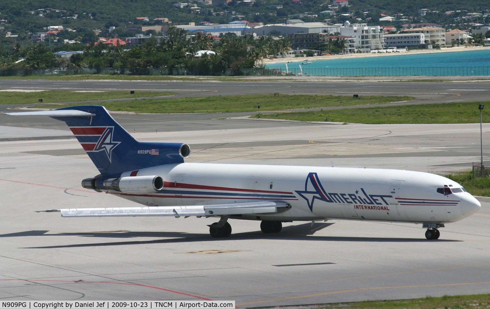 N909PG, 1979 Boeing 727-2K5 C/N 21852, taxing to holding point A