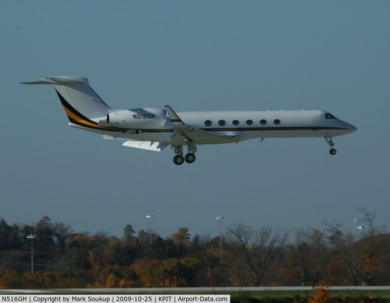 N516GH, 1998 Gulfstream Aerospace G-V C/N 553, Coming into KPIT for Steeler Game