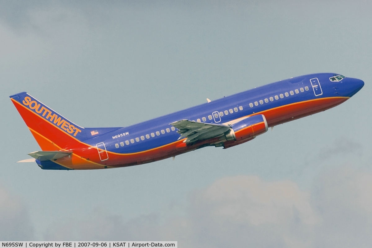 N695SW, 1986 Boeing 737-3Q8 C/N 23506, climbing out of KSAT