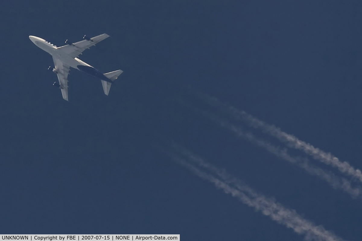 UNKNOWN, Contrails Various C/N Unknown, Giant (Atlas) B747-400 cruising high