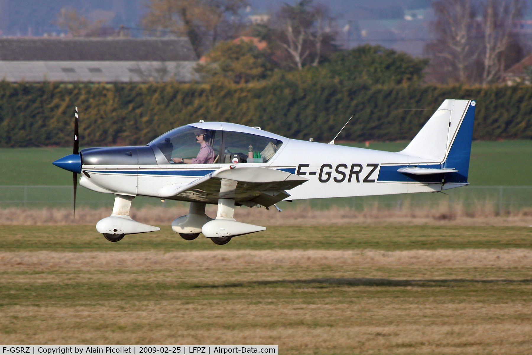 F-GSRZ, 1999 Robin HR-200-120B C/N 328, landing
