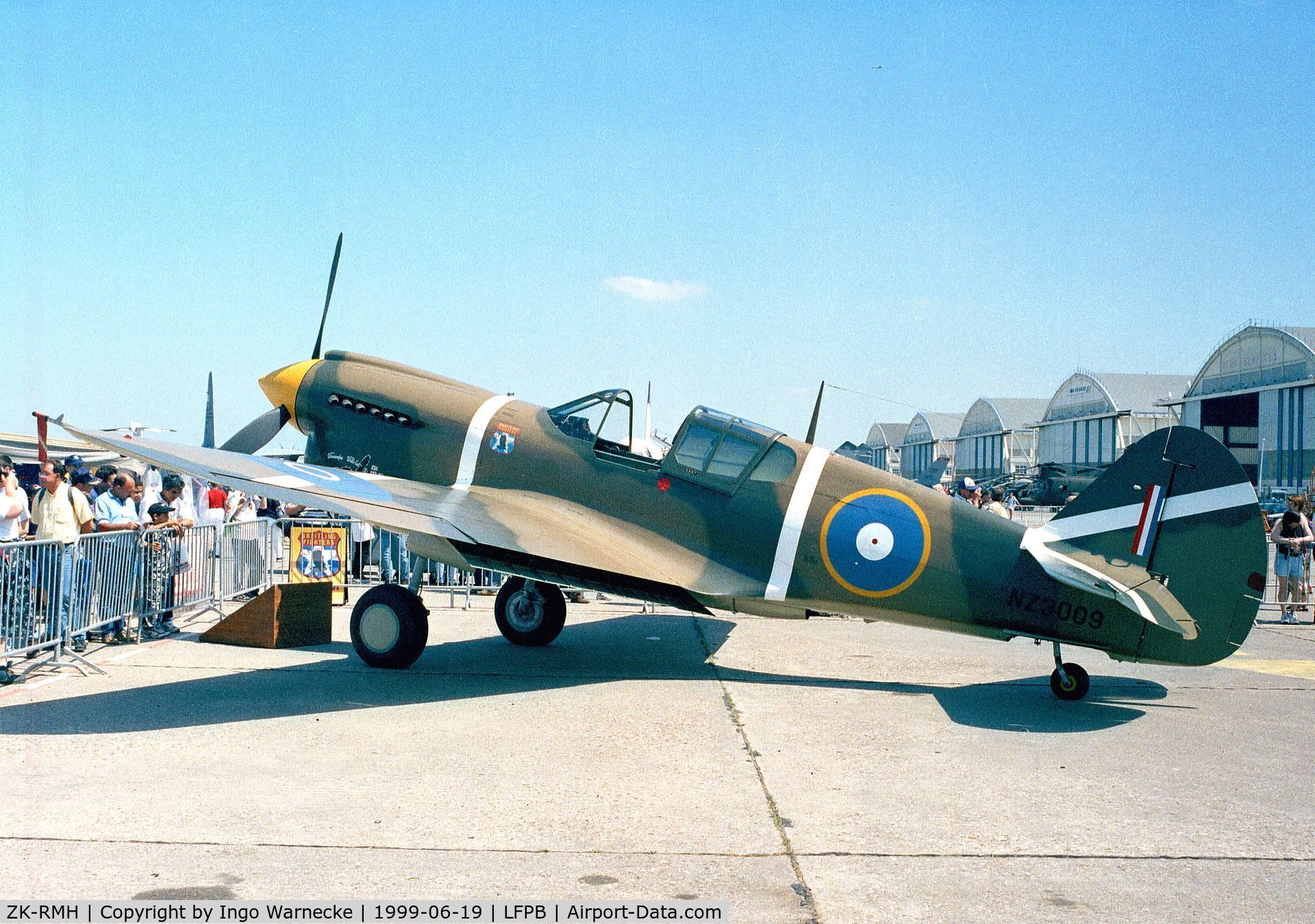 ZK-RMH, 1941 Curtiss P-40E Kittyhawk 1A C/N 19669, Curtiss P-40E Kittyhawk at the Aerosalon 1999, Par