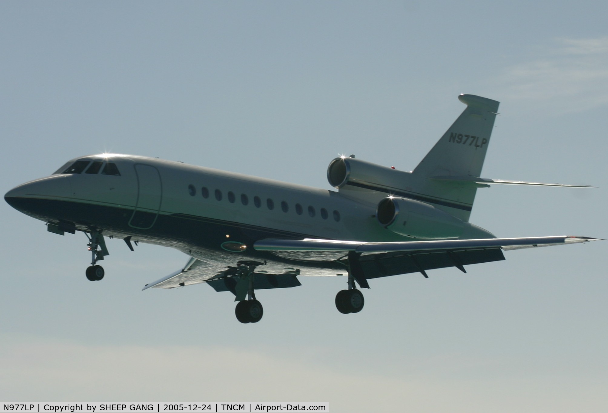 N977LP, 2000 Dassault Falcon 900EX C/N 77, landing at tncm
