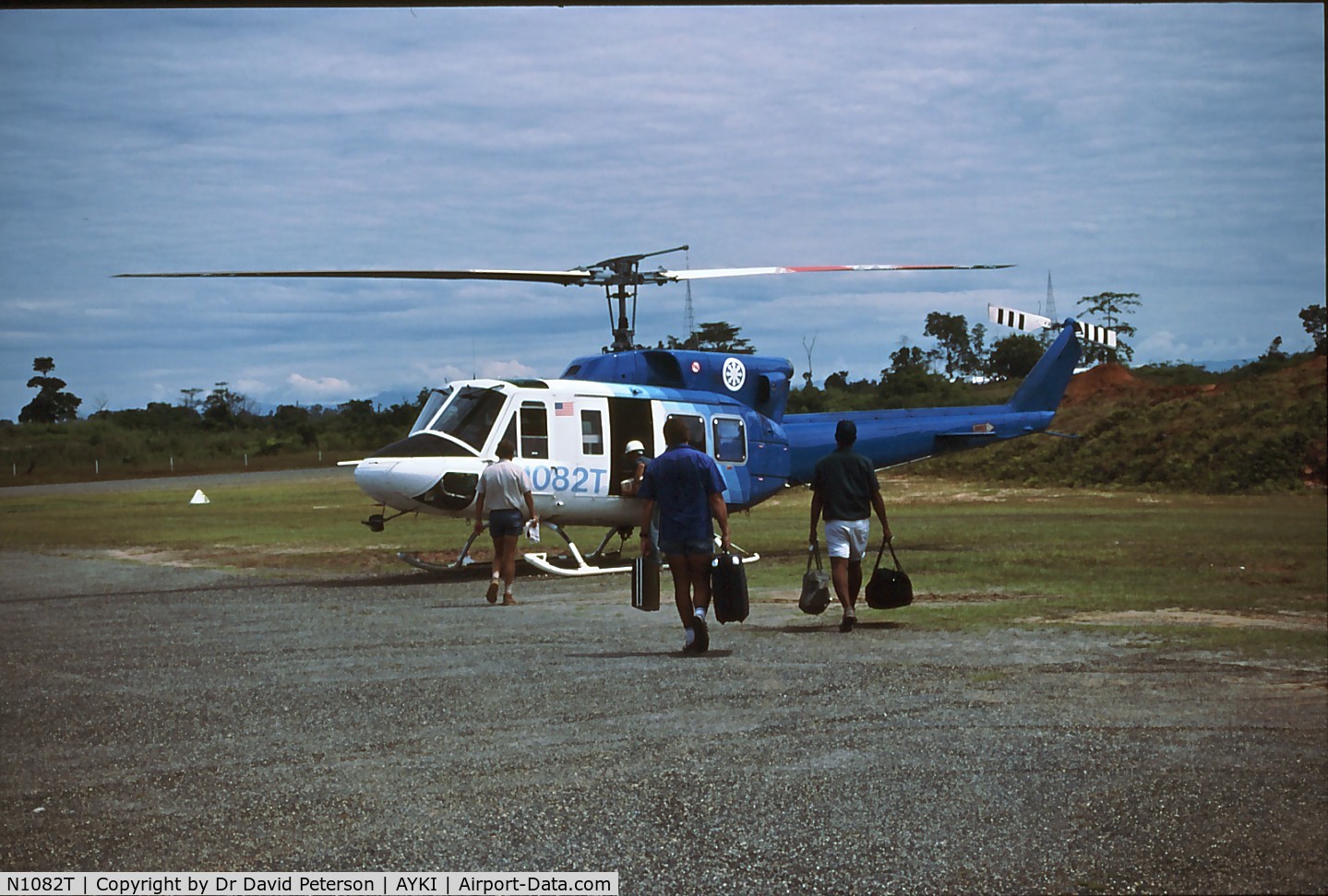 N1082T, Bell 212 C/N 31104, 1989 dec Waiting to transport patient