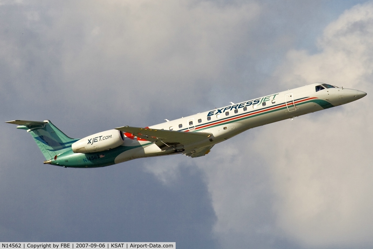 N14562, 2002 Embraer ERJ-145LR (EMB-145LR) C/N 145611, departing San Antonio