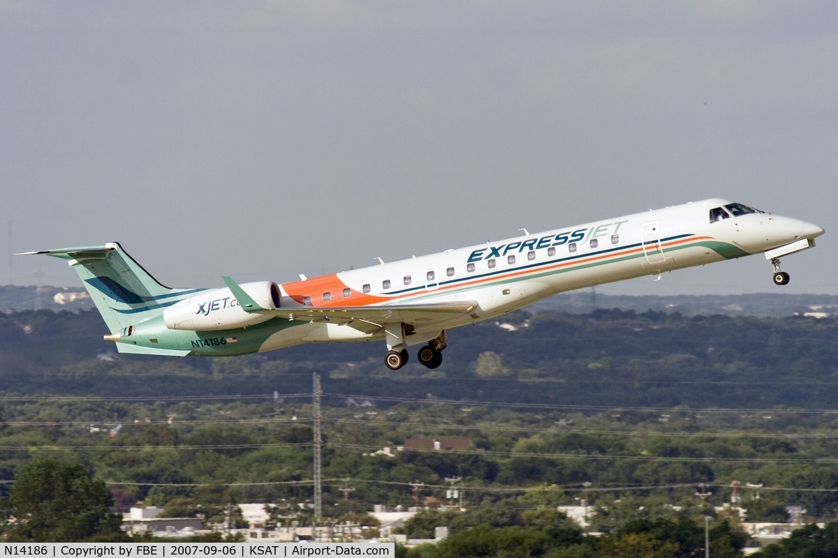 N14186, 2005 Embraer ERJ-145XR (EMB-145XR) C/N 14500924, departing San Antonio