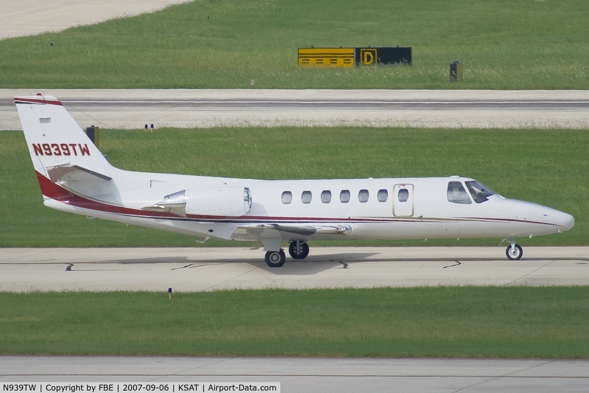 N939TW, 1992 Cessna 560 Citation V C/N 560-0185, taxying to the active