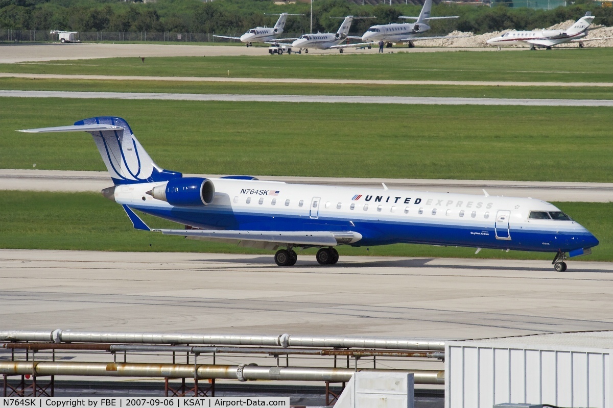 N764SK, 2005 Canadair CRJ-700 (CL-600-2C10) Regional Jet C/N 10229, taxying ti its stand