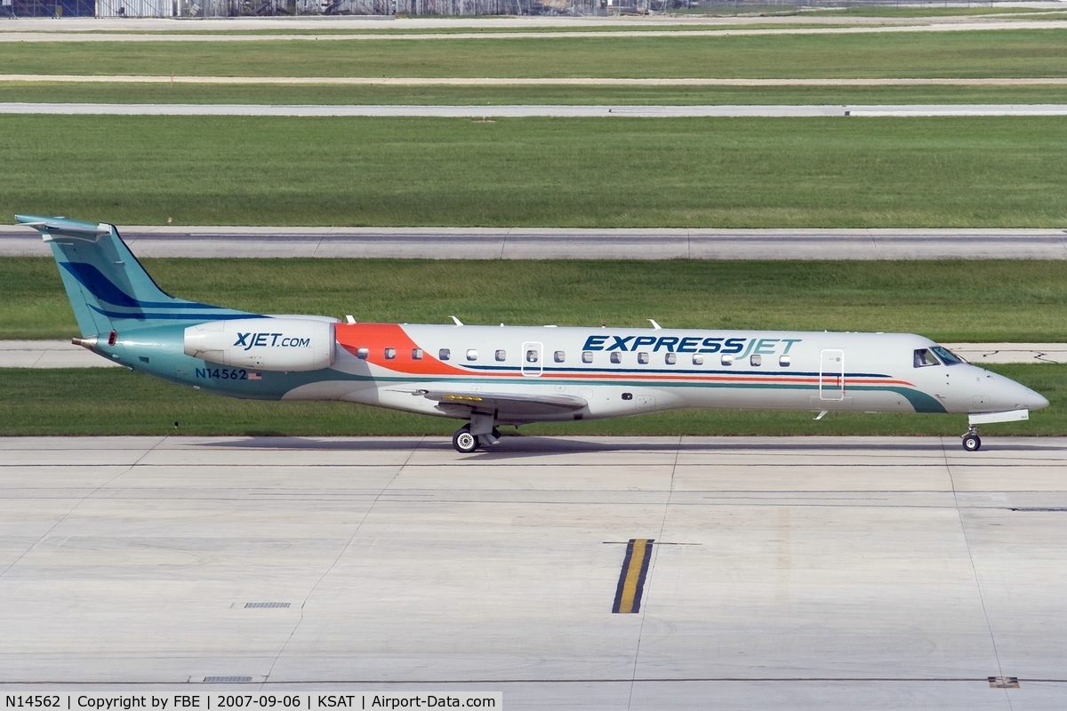 N14562, 2002 Embraer ERJ-145LR (EMB-145LR) C/N 145611, taxying to its stand