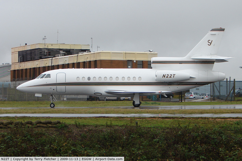 N22T, 1992 Dassault Falcon 900B C/N 119, Falcon 900 taxying in at a wet Luton