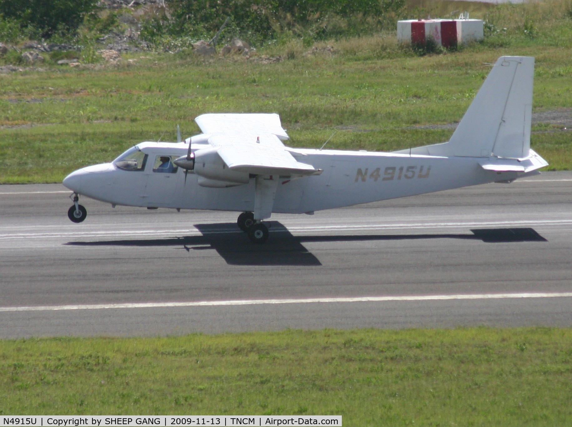 N4915U, 1976 Britten-Norman BN-2A-27 Islander C/N 789, Came to pick up cargo for st barths