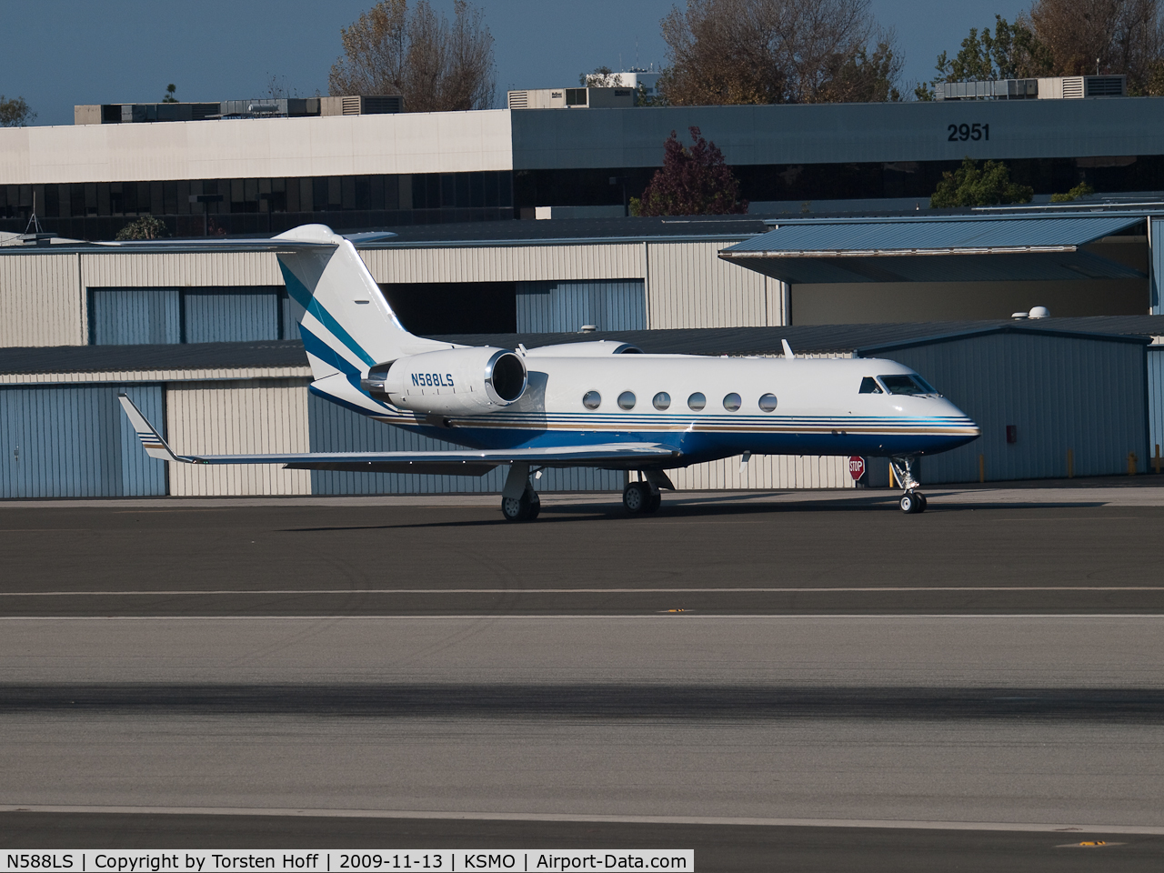 N588LS, 1994 Gulfstream Aerospace G-IV C/N 1245, N588LS taxiing
