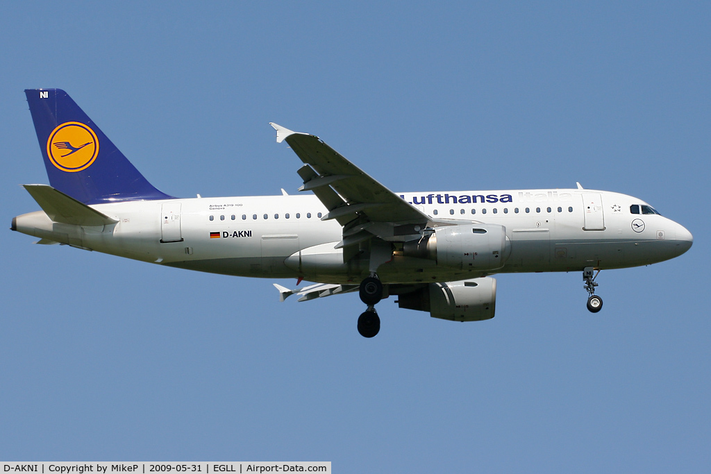 D-AKNI, 1999 Airbus A319-112 C/N 1016, Short final to 09L at Heathrow.