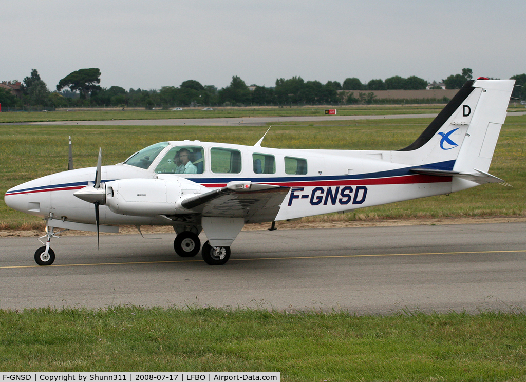 F-GNSD, Beech 58 Baron C/N TH-1704, Taxiing holding point rwy 32R for departure...
