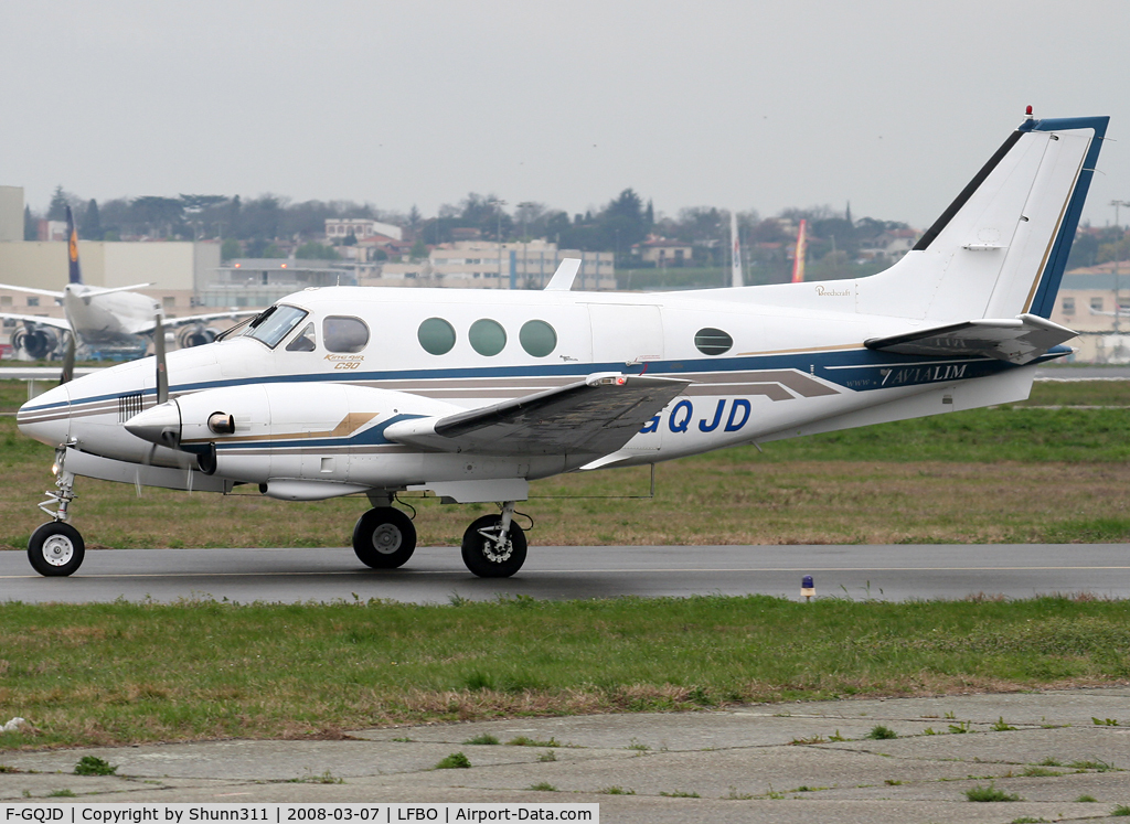 F-GQJD, 1975 Beech C90 King Air C/N LJ-667, Taxiing holding point rwy 32R for departure...