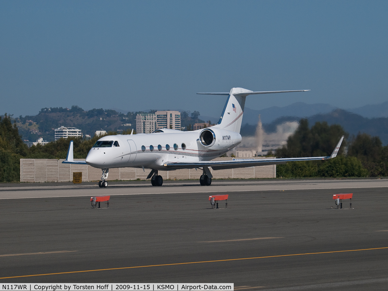 N117WR, 2005 Gulfstream Aerospace GIV-X (G350) C/N 4015, N117WR departing from RWY 21