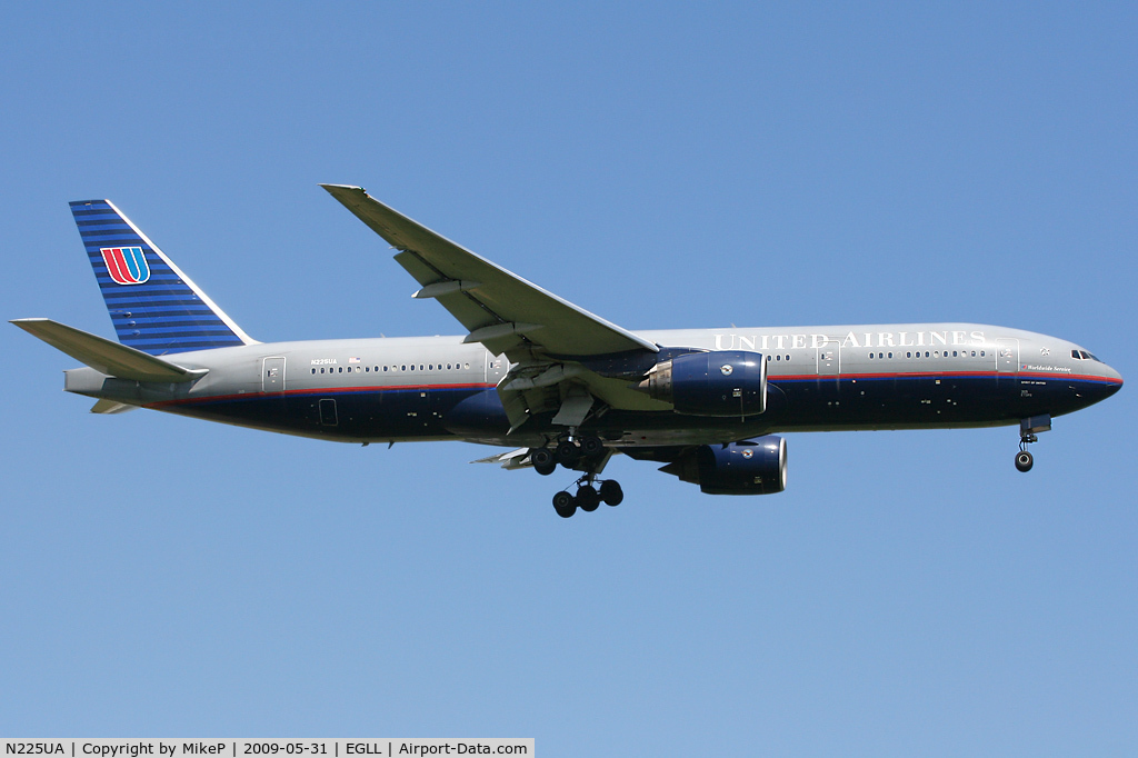 N225UA, 2001 Boeing 777-222/ER C/N 30554, Short final to 09L at Heathrow.