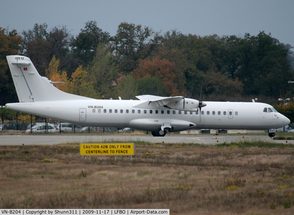 VN-B204, 1992 ATR 72-202 C/N 341, Taxiing to Latecoere Aeroservices facility... Returned to lessor...
