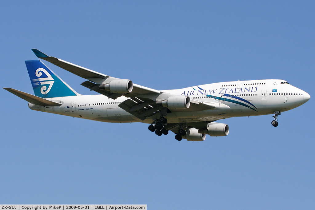 ZK-SUJ, 1998 Boeing 747-4F6 C/N 27602, Short final to Runway 09L at Heathrow.