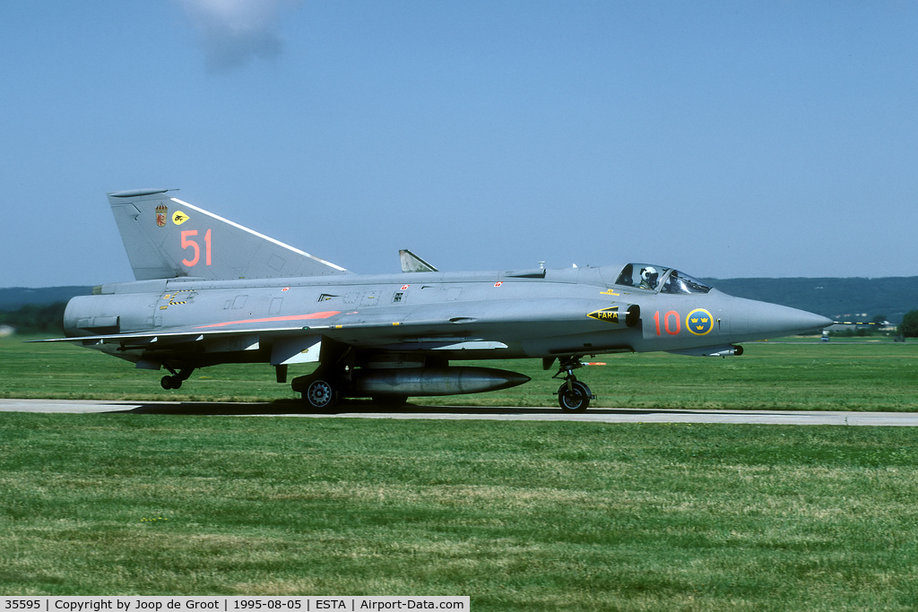 35595, Saab J-35J Draken C/N 35-595, This Draken has the badge of both F10 and 3.Division F10 on the fin.