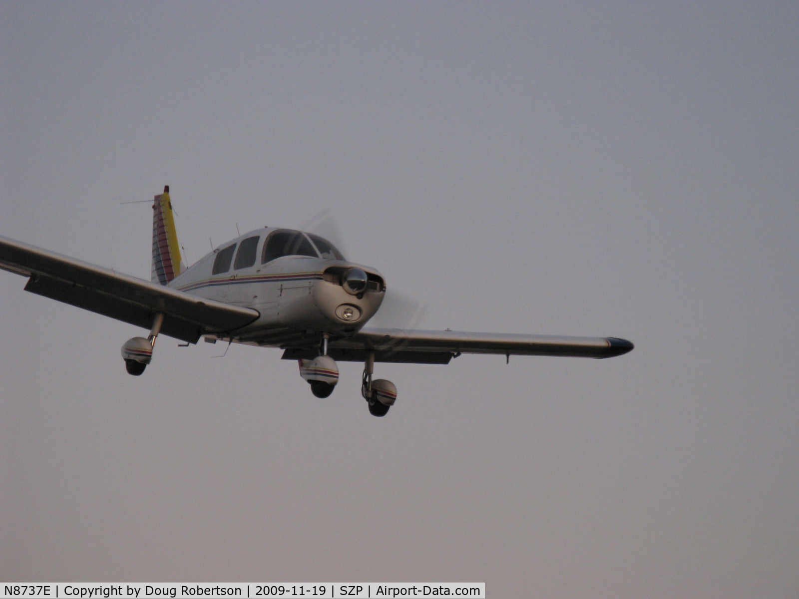 N8737E, 1976 Piper PA-28-140 Cherokee Cruiser C/N 28-7625152, 1976 Piper PA-28-140 CHEROKEE 140, Lycoming O-320-E2A 150 Hp, on final Rwy 22 at dusk