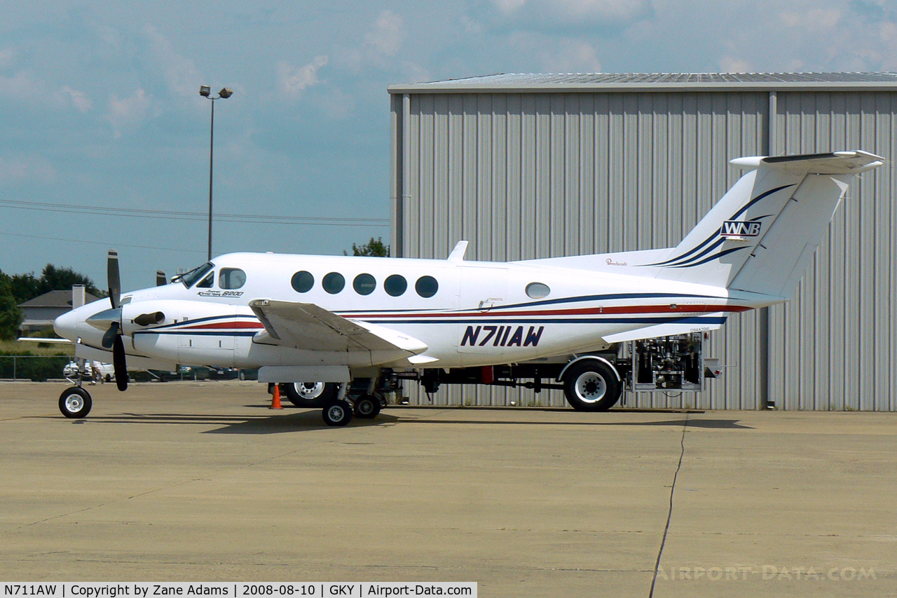 N711AW, 2000 Raytheon Aircraft Company B200 C/N BB-1708, At Arlington Municipal